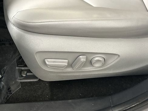 Used 2025 Toyota Highlander XLE FWD image 21