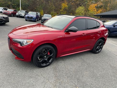 Used 2023 Alfa Romeo Stelvio Veloce image 4