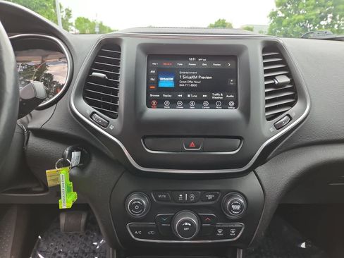 Used 2019 Jeep Cherokee Latitude w/ Cold Weather Group AWD/4WD image 24