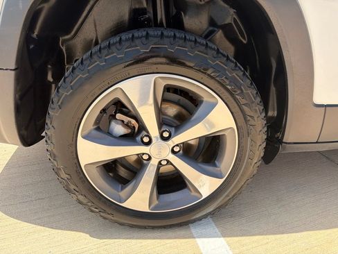 Used 2020 Jeep Cherokee Limited FWD image 11