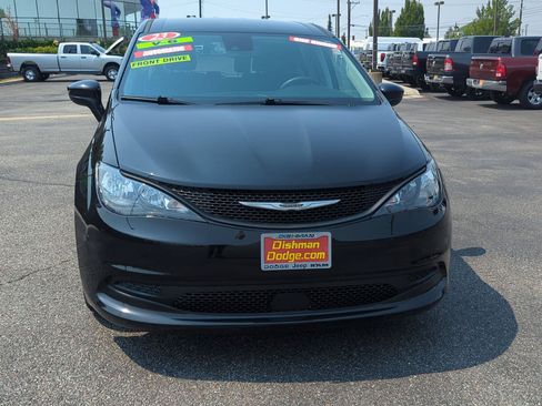 Used 2023 Chrysler Voyager LX FWD image 2
