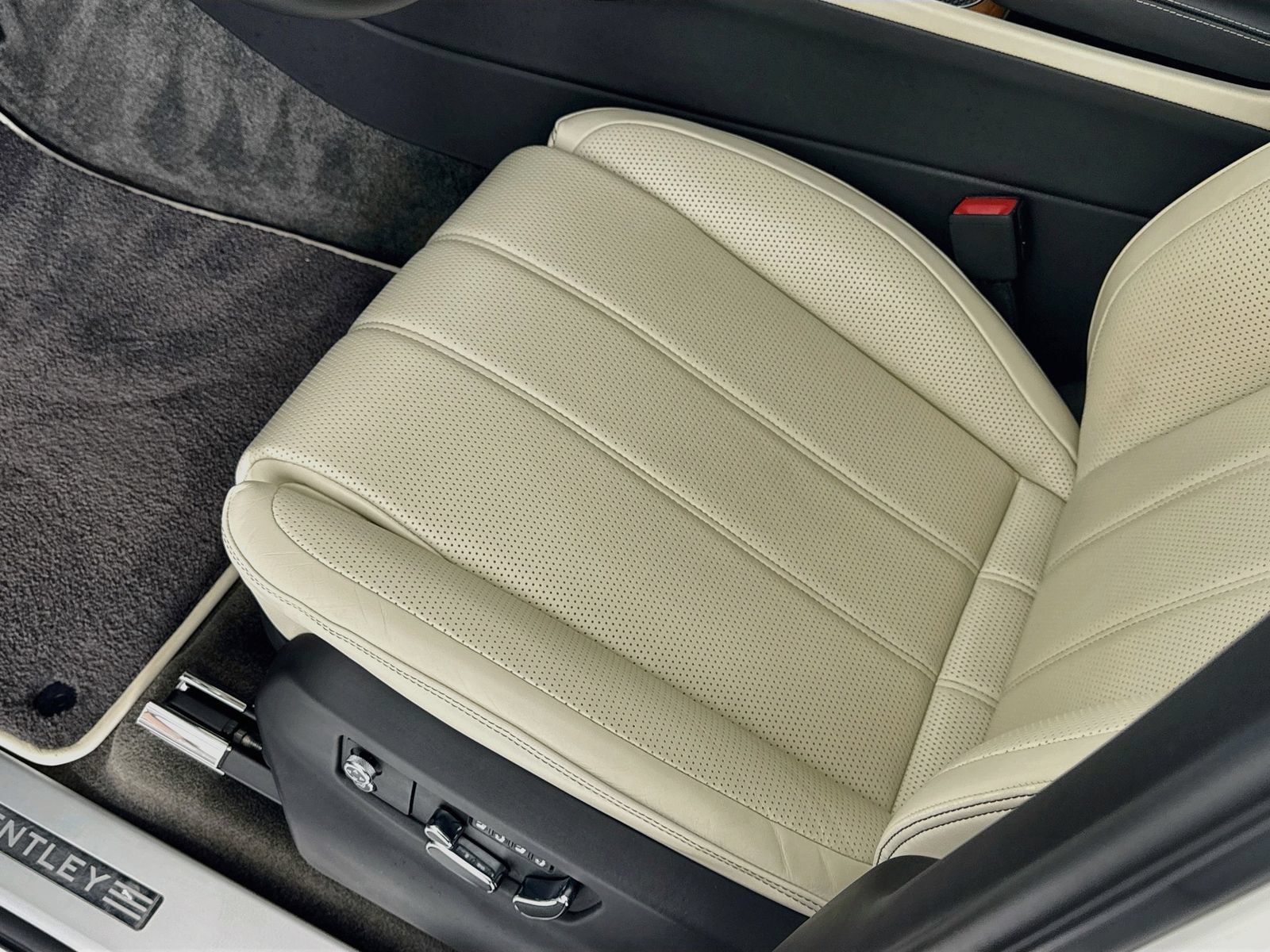 Certified 2023 Bentley Bentayga Extended Wheelbase AWD/4WD image 18