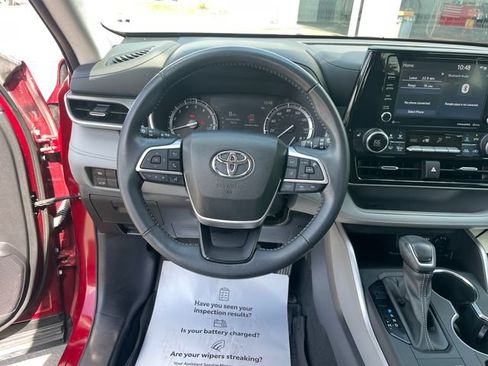 Used 2022 Toyota Highlander XLE AWD/4WD image 14
