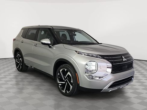 Used 2023 Mitsubishi Outlander SE AWD/4WD image 2