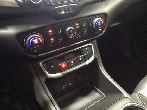 Used 2024 GMC Terrain SLT image 16