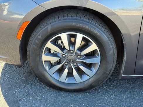 Used 2022 Chrysler Pacifica Touring-L w/ Uconnect Theater Family Group image 10