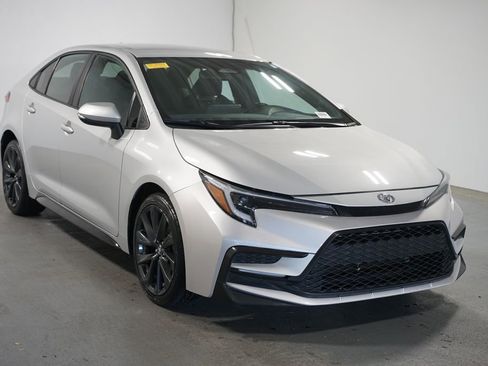 Certified 2024 Toyota Corolla SE FWD image 3