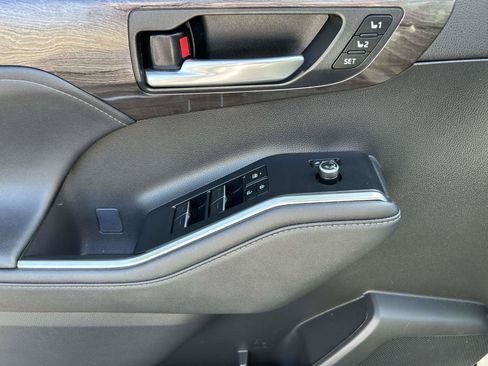 Used 2023 Toyota Highlander Platinum FWD image 20