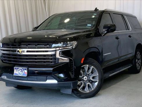 Used 2022 Chevrolet Suburban LT RWD image 2