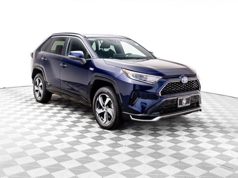 Used 2021 Toyota RAV4 SE w/ Weather & Moonroof Package image 8