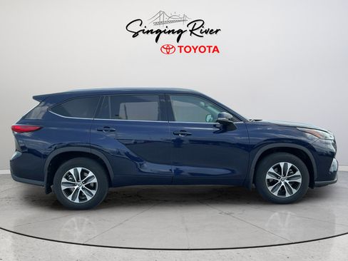 Used 2021 Toyota Highlander XLE AWD/4WD image 8
