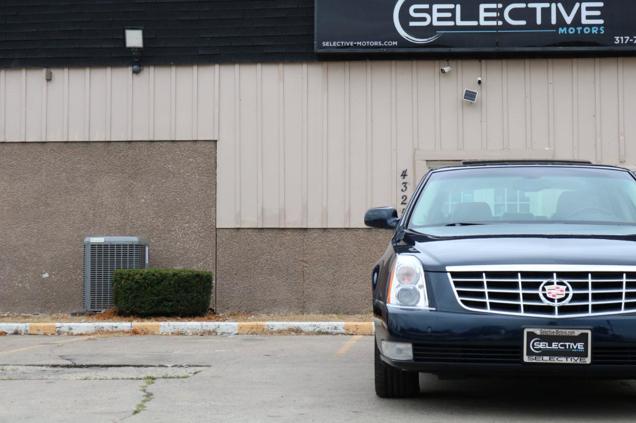 Used 2009 Cadillac DTS w/ Sun And Sound Package FWD image 4