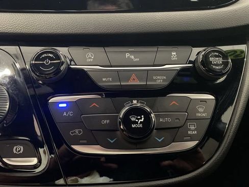 Used 2020 Chrysler Pacifica Touring w/ S Appearance Package FWD image 17