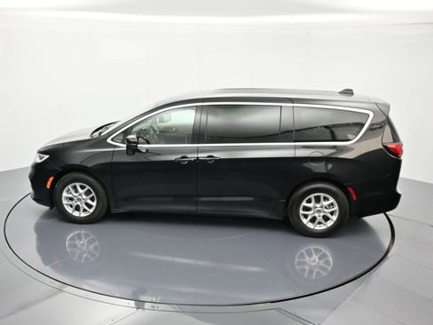 Certified 2023 Chrysler Pacifica Touring-L image 38