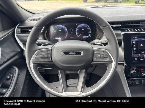 Used 2025 Jeep Grand Cherokee Altitude AWD/4WD image 17