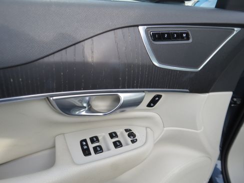 Used 2020 Volvo XC90 T6 Momentum w/ Protection Package Premier image 17