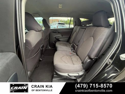 Used 2022 Toyota Highlander LE AWD/4WD image 25