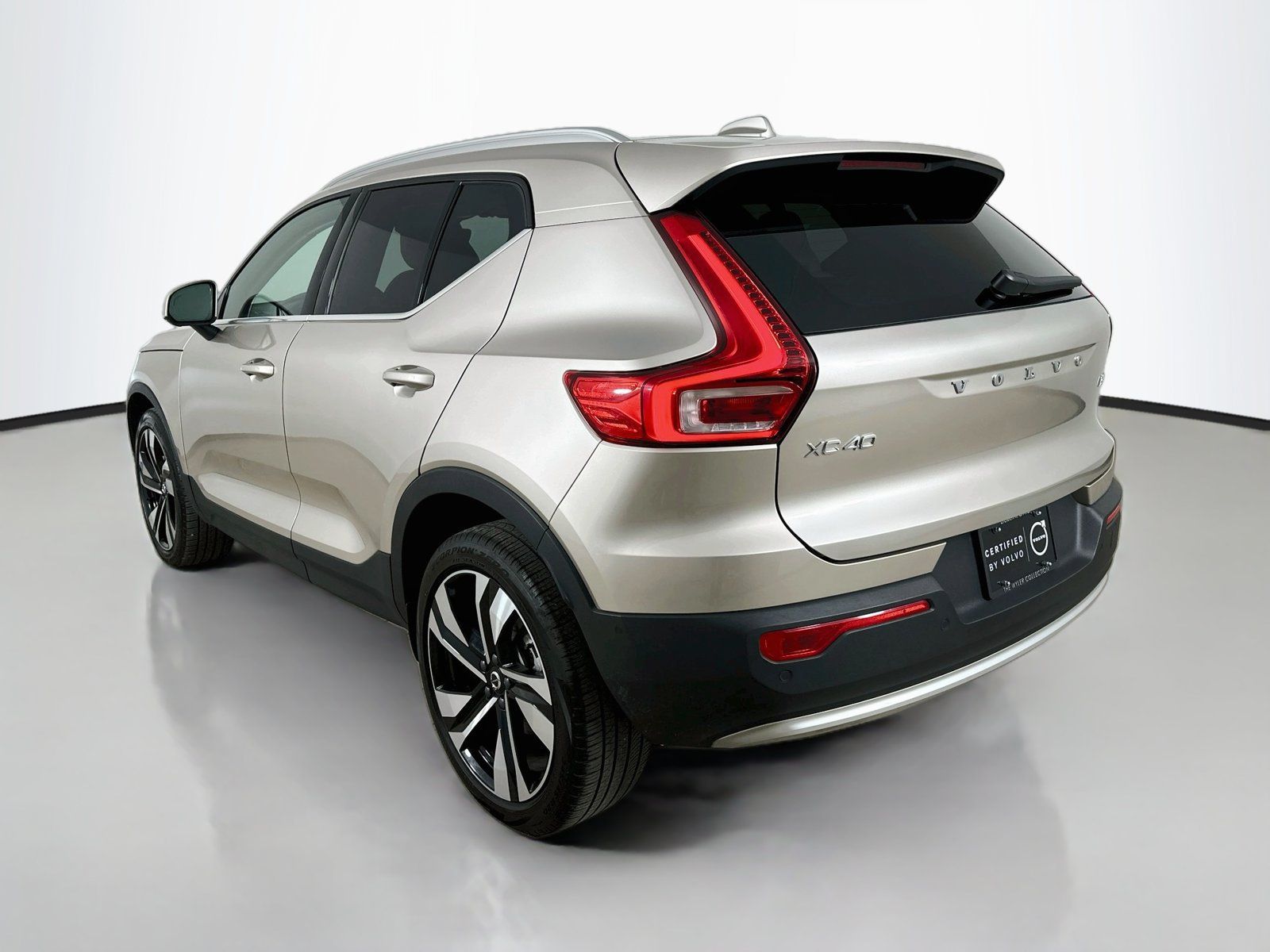 Used 2024 Volvo XC40 B5 Plus w/ Climate Package AWD/4WD image 7