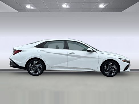 Used 2025 Hyundai Elantra Limited FWD image 7