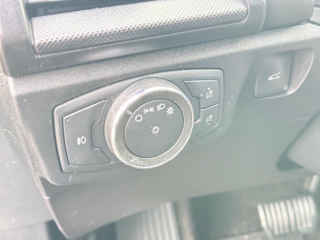 Used 2018 Ford Fusion SE w/ Equipment Group 201A FWD image 16