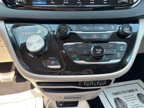 Used 2024 Chrysler Pacifica Touring-L FWD image 15