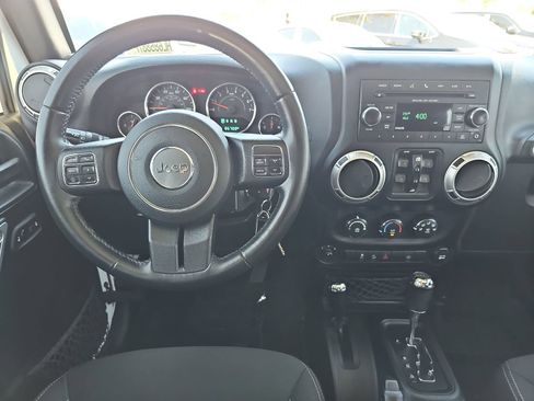 Used 2017 Jeep Wrangler Unlimited Sahara w/ Connectivity Group AWD/4WD image 16