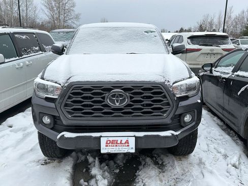 Used 2021 Toyota Tacoma TRD Off-Road image 2