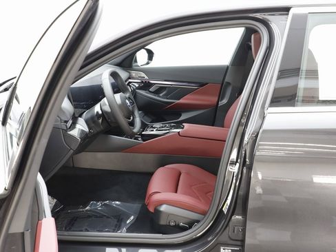 New 2025 BMW i5 xDrive40 w/ Premium Package image 6