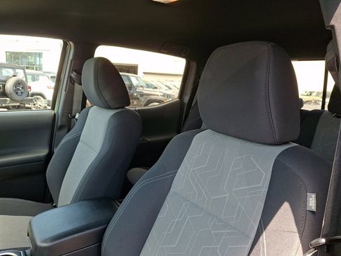 Used 2022 Toyota Tacoma TRD Off-Road AWD/4WD image 25