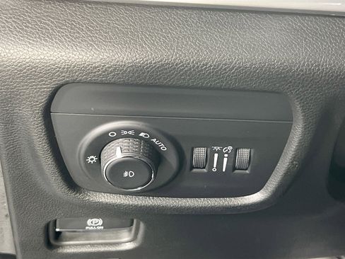 Used 2023 Jeep Grand Cherokee Limited w/ Black Appearance Package AWD/4WD image 10