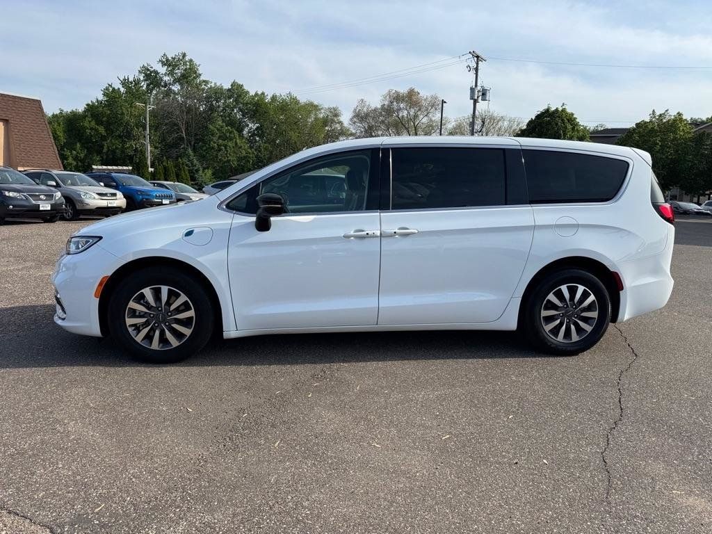 Used 2024 Chrysler Pacifica Limited FWD image 9
