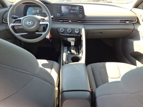 Used 2024 Hyundai Elantra SE image 12