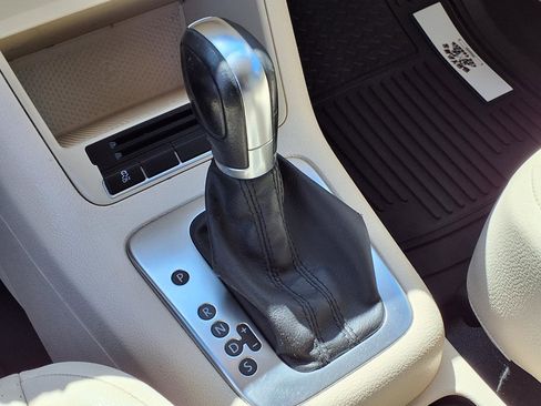 Used 2012 Volkswagen Tiguan S image 10