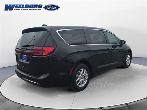 Used 2023 Chrysler Pacifica Touring-L image 5