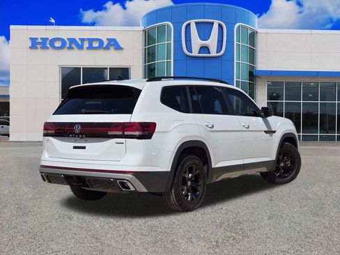 Used 2024 Volkswagen Atlas Peak Edition SE image 3