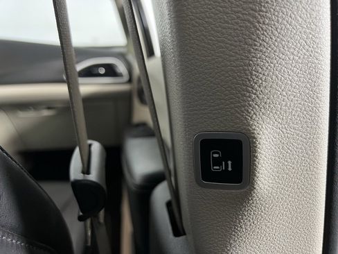 Used 2024 Chrysler Pacifica Touring-L image 32