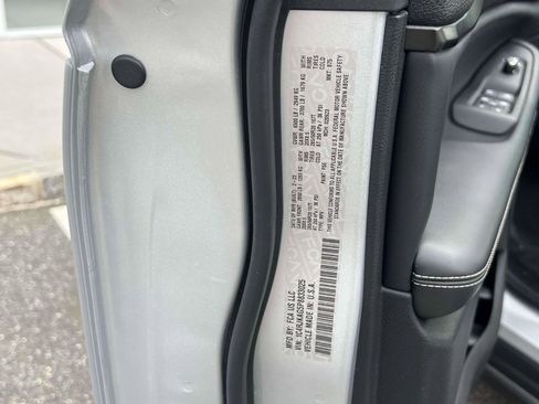 Used 2023 Jeep Grand Cherokee L Laredo image 26