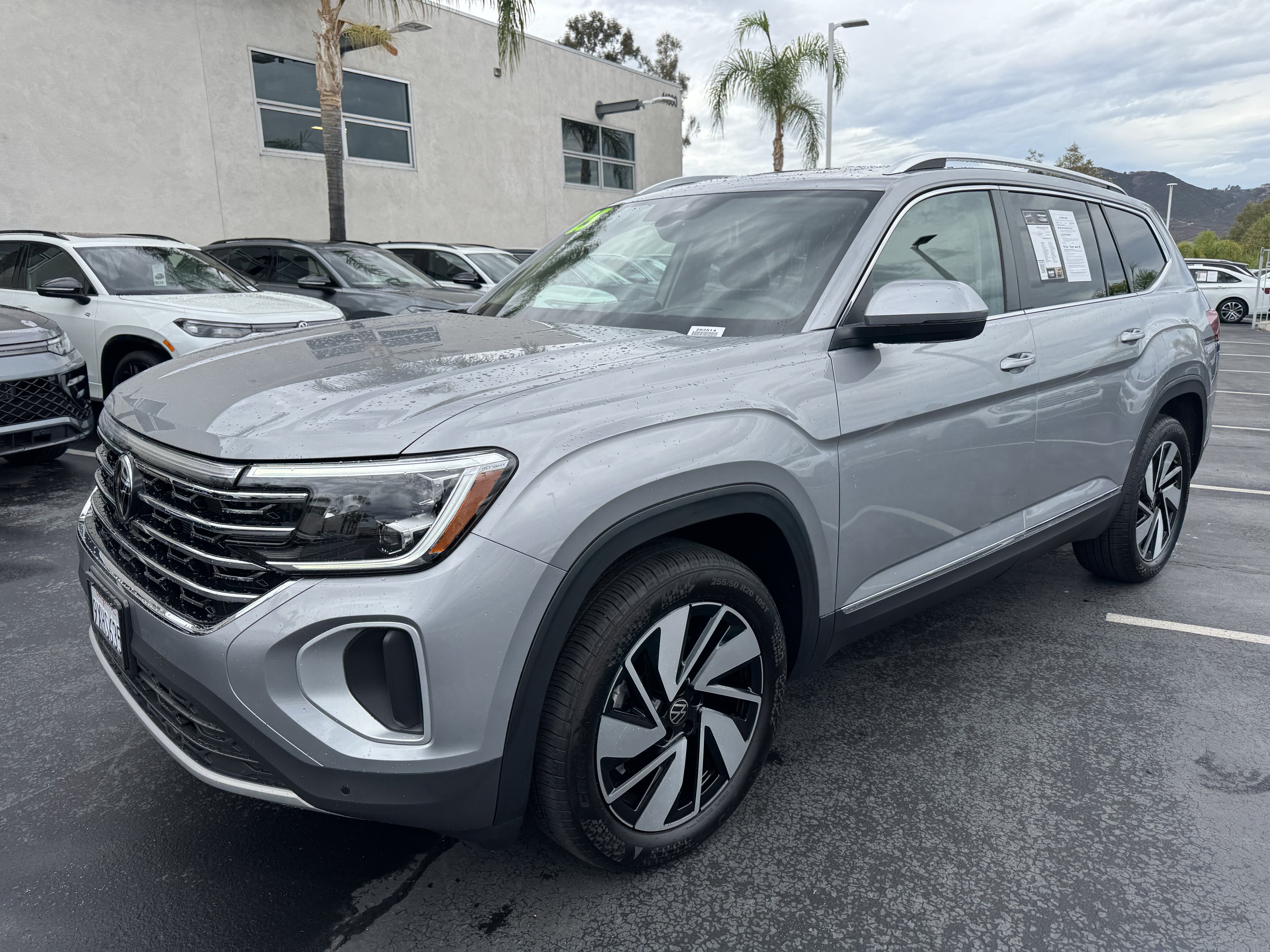 Used 2025 Volkswagen Atlas SEL AWD/4WD image 4