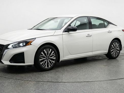Used 2025 Nissan Altima 2.5 SV FWD image 3