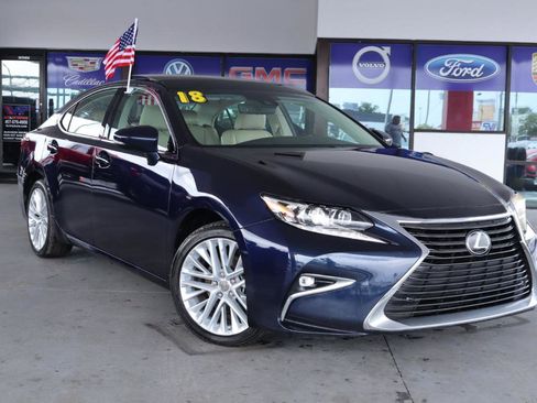 Used 2018 Lexus ES 350 w/ Luxury Package w/Wood Trim image 2