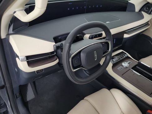 New 2027 Lincoln Navigator Premiere RWD image 18