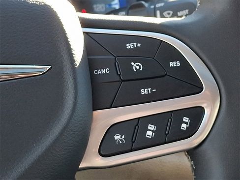 Used 2023 Chrysler Pacifica Limited image 23