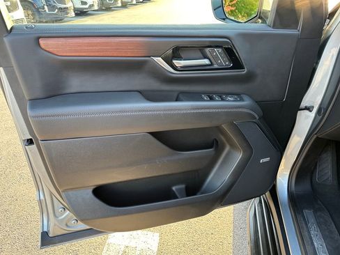 Used 2025 GMC Yukon XL Denali AWD/4WD image 14