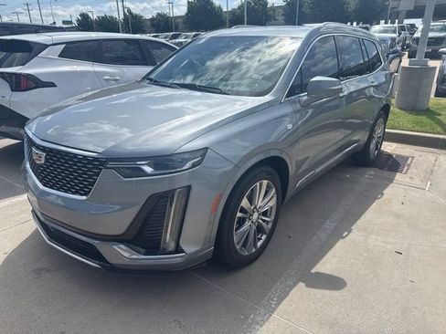 Used 2023 Cadillac XT6 Premium Luxury w/ Technology Package FWD image 2