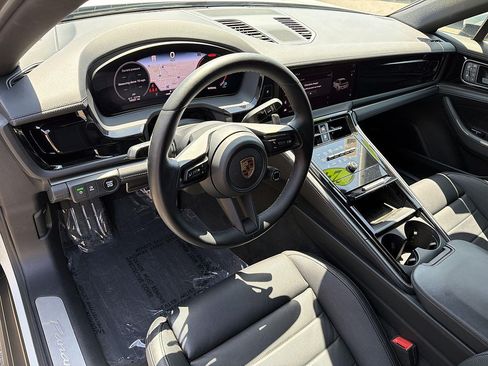 Used 2024 Porsche Panamera image 9