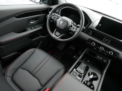 Certified 2025 Honda Pilot TrailSport image 9