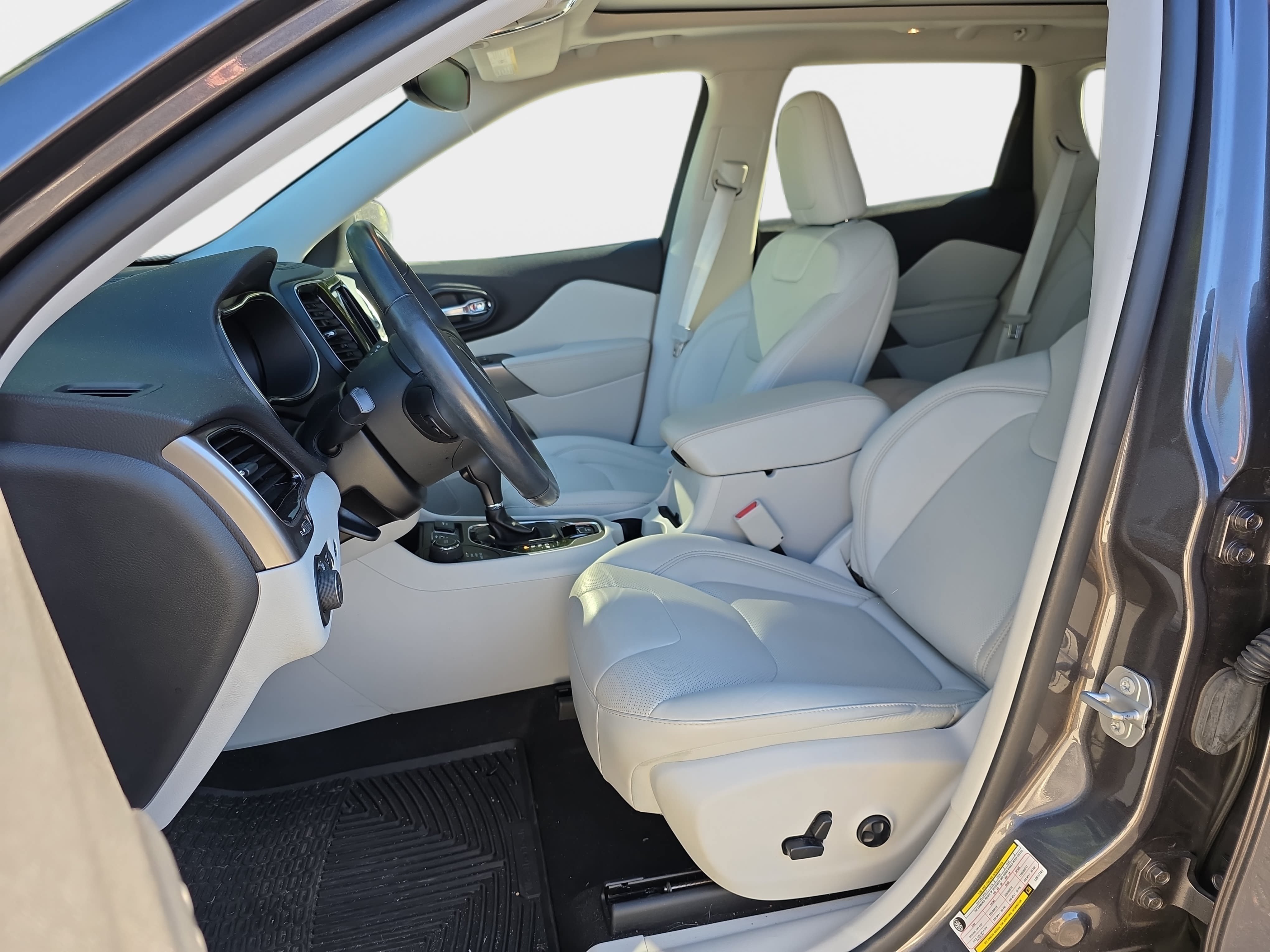 Used 2020 Jeep Cherokee Limited AWD/4WD image 5
