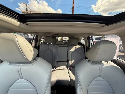 Used 2020 Toyota Highlander XLE AWD/4WD image 24