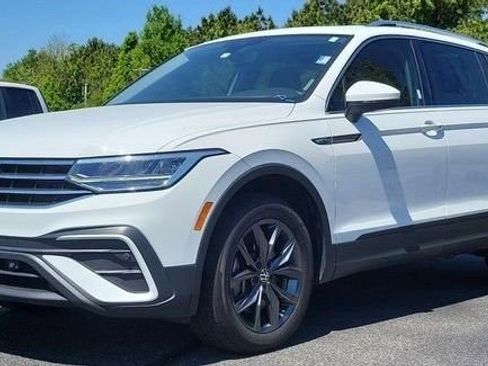 Used 2022 Volkswagen Tiguan SE image 1