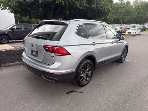 Used 2024 Volkswagen Tiguan SE AWD/4WD image 3